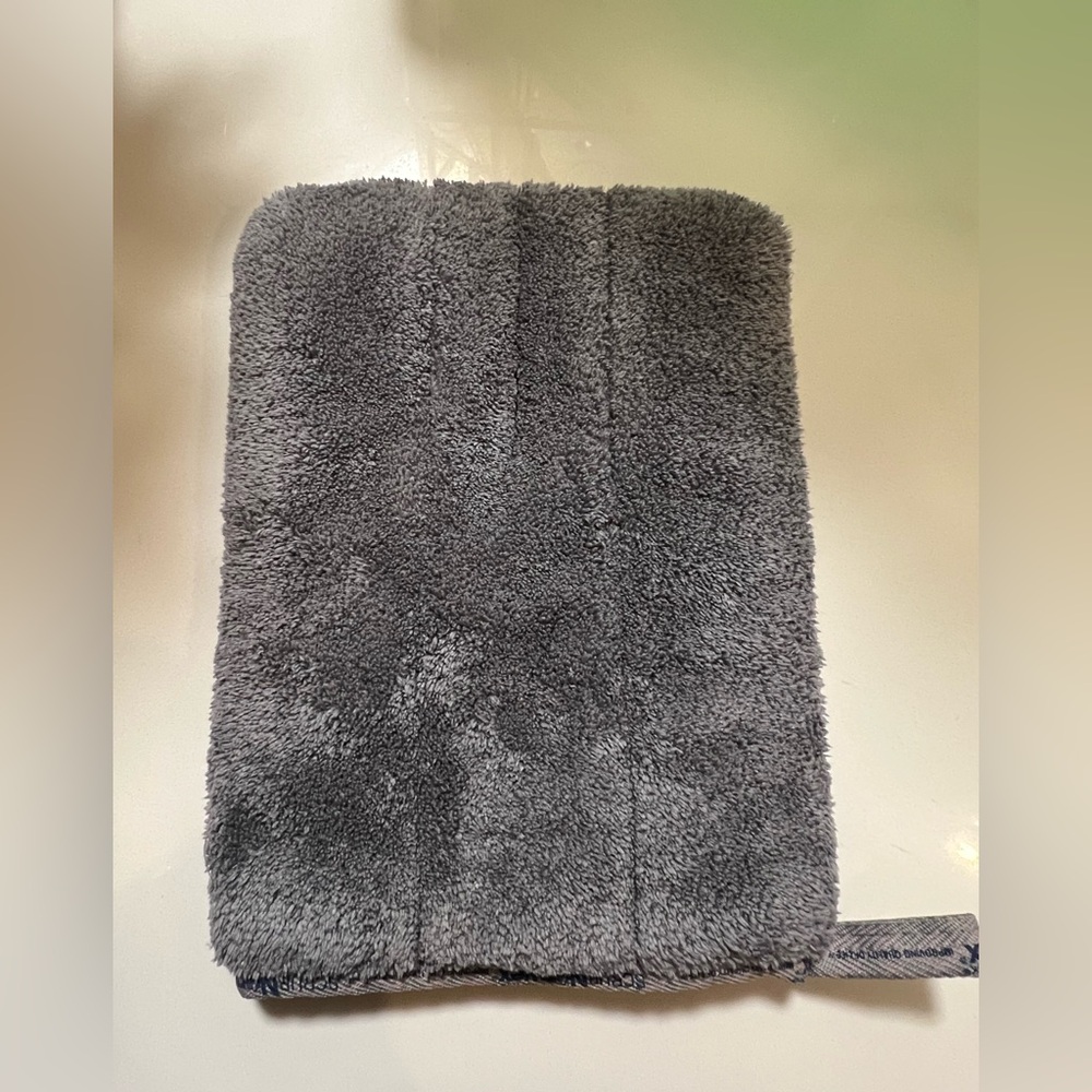 Norwex Bathroom Scrub Mitt - Picture 2 of 4